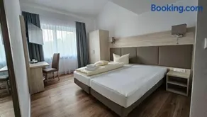 Riverhouse - Image 2