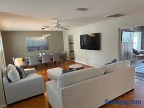 Cool ranch home with heated pool near beach - Image 1