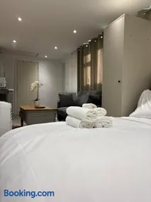 Guesthouse Sleeps 2 with Parking - Image 3