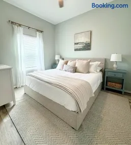Cozy Bay Cottage with King Master Suite, Fire Pit and Pool - Image 4