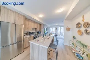 Entire home in Oakville, Canada - Image 2