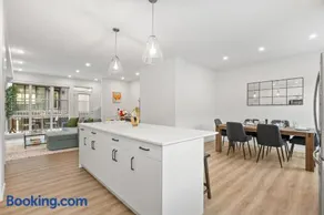 Spacious 3 story townhome with a 2 car garage AC king bed and a great location near Banff - Image 1