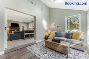 Expansive retreat with pool private hot tub fast WiFi fitness bike & SHARC - Image 3