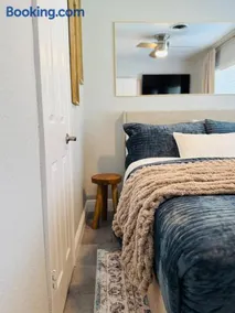 3BR Oasis DT ORL, Full Kitchen & Fenced Yard! - Image 2