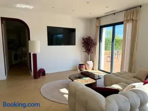 Exceptional villa Pool and Jacuzzi Close to Lake - Image 4