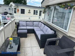 Perfect days away - 3 bedroom 1 shower with decking & bedding - Image 2