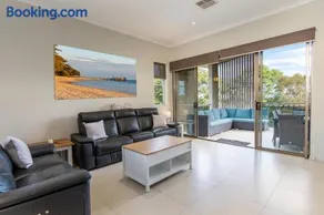 Keith's on Pumicestone, 1 of the 3 most popular units on Bribie - Image 1