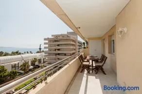 Apartment in the heart of Puerto Banús, with private parking space and communal pool, paddle tennis court and gym - Image 2