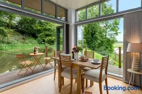 Secluded, New Forest Riverside Lodge - Image 4