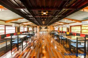 Friends Cruise, Nightstay Houseboat - Image 4