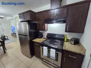 Cozy Apartment Near University Dr - Image 4