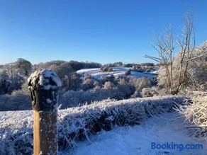 The Dragon's Hut with cozy logburner - Image 2