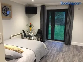 Tudor Lodge Guest Accommodation - Image 5