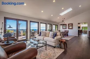 Luxury Home Atop the Hills - Image 5