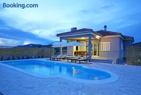 Modern Guest House Rak with beautiful pool - Image 1