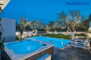 Royal View Villa - Private Pool & Hot Tub - Image 2