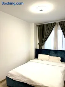 Blue Apartment with Free Parking - Image 5
