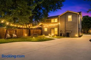 5BR Home - Sleeps 12 - Near Downtown & Med Center - Image 1