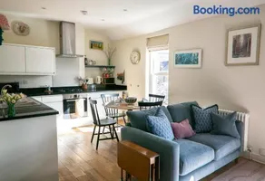 The Green House deluxe 2 bedroom upper floor apartments - Image 1