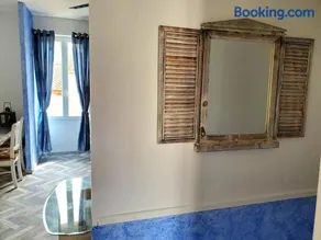 Renovated and air-conditioned 2-bedroom apartment with terrace - Image 2