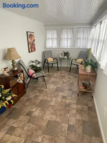 Inviting 3 Bedroom Home - Image 1