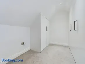 Westcliff apartment with free parking - Image 3