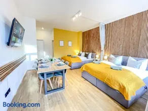 Ferienwohnung im Zentrum mit Infrarotkabine, kostenfreier Tiefgarage, Kingsize Betten und Balkon - Image 1