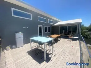 Riverside retreat with a large 4 bedroom home - Image 4
