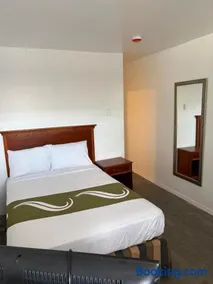 Royal Motel - Image 1