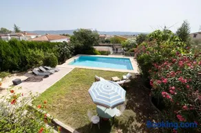 Spacious Villa w/ Private Pool, Tennis Court & BBQ - Image 2