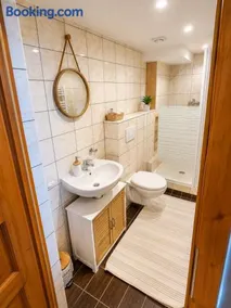 Cozy studio in a chalet Netflix Parking - Image 3