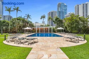 Luxury 3BR in Gold Coast with Ocean & City Views - Image 2