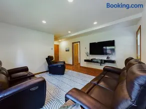 Updated Home Near Mendenhall Glacier w Large Deck - Image 2