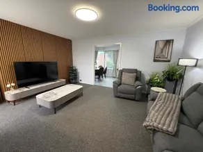 Newly Renovated Stylish Home 3 Queen Beds Netflix Gaming TV - Image 5