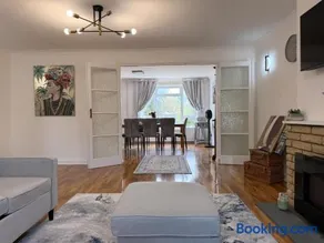 Modern 4BR House in Windsor, Parking and Garden - Image 1