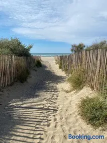Appartement rénové avec piscine, plage 2mns à pied - Image 2