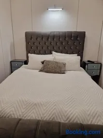 Cozy & Contemporary Lodge by the woods - Image 2