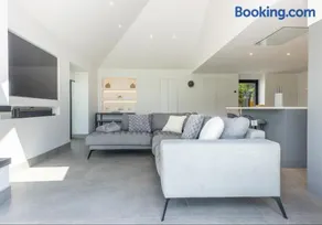 Perfect Family Retreat with Hot Tub, Nr the Lakes - Image 3