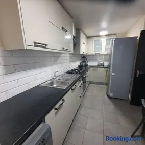 3Beds Family Friendly in London with good transport links - Image 2