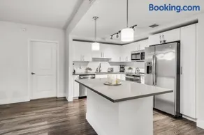 Comfort and Convenience 2BR Unit with Free Parking - Image 2