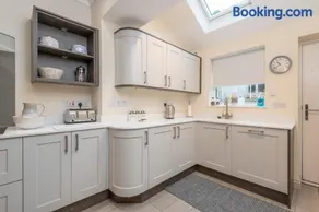 Sleeps 6 4 bedrooms 2 minute walk to the Square Hosted Happy Valley Cast - Image 2
