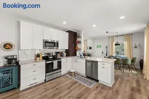 Renovated and Professionally Designed 3Bed Home - Image 1