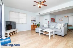 Coastal 1 Bed Sleeps 4 With Private Balcony - Image 2