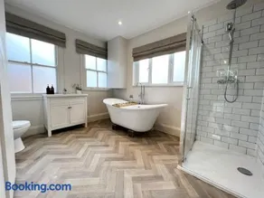 Freshly decorated apartment 10 mins from Cotswolds Child Friendly Great location with plenty of nearby free parking freestanding bath and outdoor private terrace area - Image 2