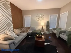 Luxurious Villa 3 Living Rooms, 1 sofa bed, 4 bedrooms, 4 Beds, 4 Toilets, 1 hour To Toronto - Image 1