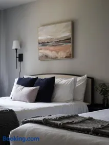 Cozy Oasis Sleeps 7 King Bed Prime Location - Image 5