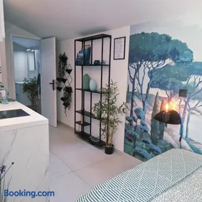 Coastal Gem - Private Parking & Air Conditioning - Image 2