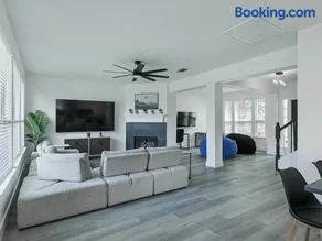 Newly Renovated Luxury 5BR Spacious, Stylish, Family-Ready - Image 2