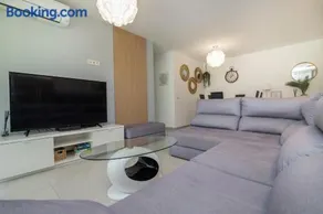 SUN APARTMENT - 3 bedrooms, priv parking, pool, AC, tv channels, fibre net - Image 4