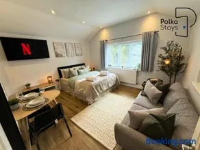Stylish Cosy Cheshire Cottage by PolkaStays - Image 4